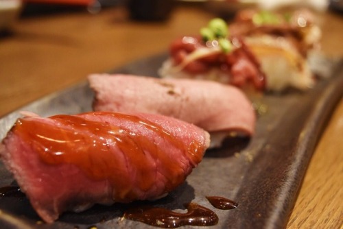 tokyogems: meat sushi for dinner in kagurazaka. 神楽坂の毘沙門天で美味しい肉寿司を食べました。