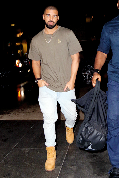 celebritiesofcolor:  Drake at Radio Star Karaoke Lounge in NYC