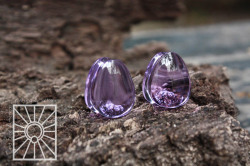 lunardreadlocks:  coldsteelpiercing:  Glass teardrop plugs from Gorilla Glass! These babies are almost unbearably adorable! Top photo: 5/8” lavender. Middle photo: 1/2” teal. Bottom photo: 1/2” rhubarb. Available for purchase and shipping!   Yessssssss