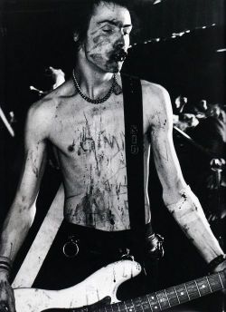 living-like-a-runaway: Sid Vicious covered