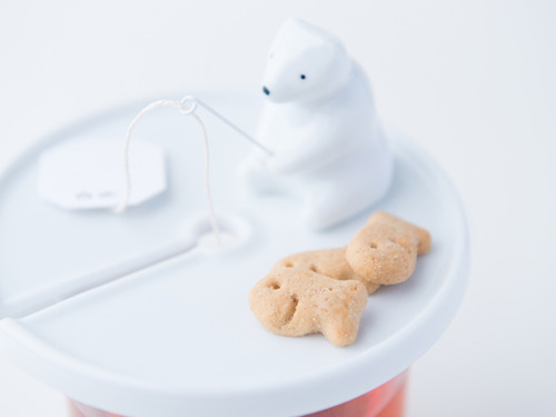 vacilandoelmundo:  Tea Bag Holder “Shirokuma,” ¥3,000 @ Necktie The Tea Bag Holder “Shirokuma,” is a completely new product in which polar bear makes dull waiting times entertaining by going fishing. 
