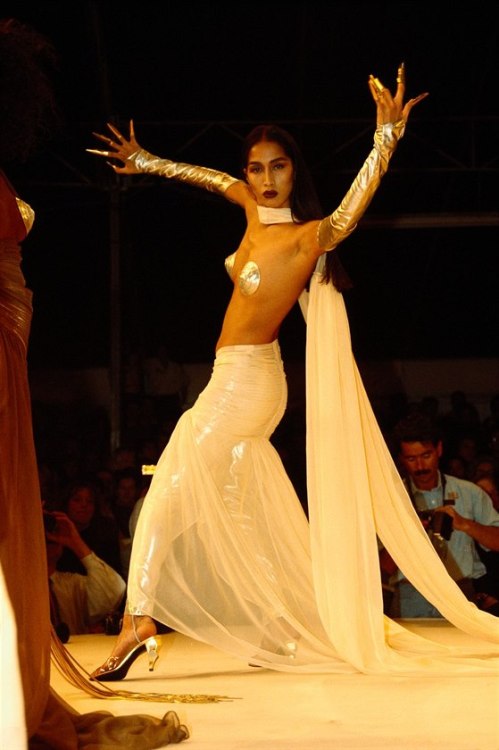 vintagewoc:Anna Bayle at Thierry Mugler S/S (1986) 