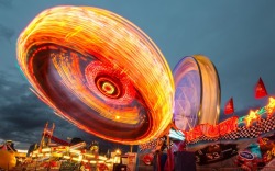 viralthings: Long exposure of a Tilt-A-Whirl