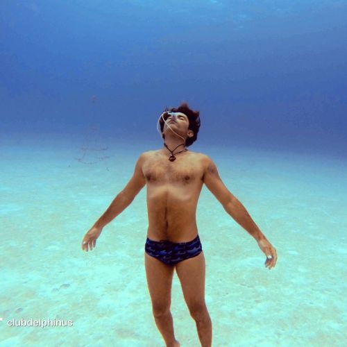 Breatholding barefaced underwater in speedos