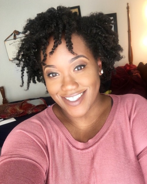 naturalcurlybeautiful:  It’s very rare that my makeup and my twistout are this poppin at the same time!