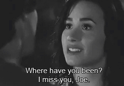 danceinskyscraper:  needgomez:  AU MEME: Demi dreams with Joe, she miss him.   vixi kkkkkkkkkkkkkkk