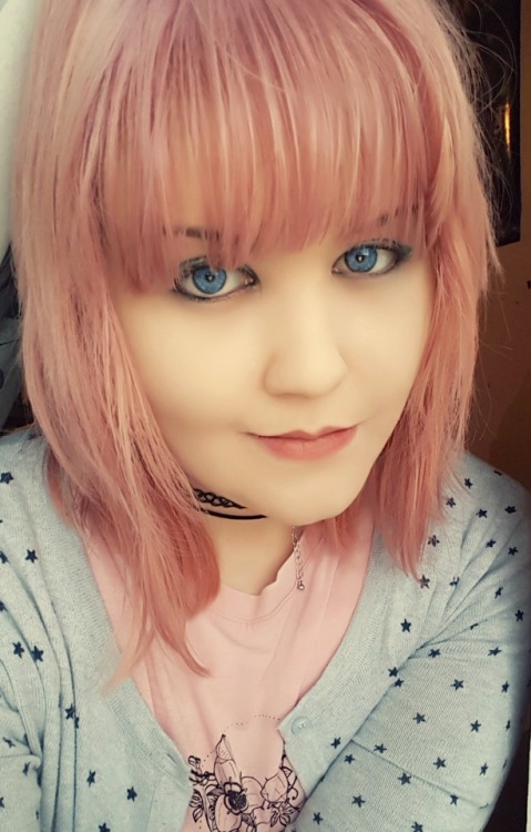 milkyaqua:I have pink hair now btw