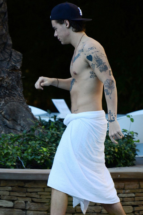 shirtlessmalecelebs:  Harry Styles