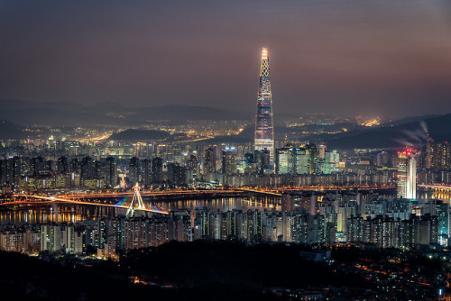 Last sunset of 2018, seen from Yongmasan Mountain, Seoul.