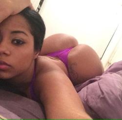 assbest:  Every girl should take selfies like this