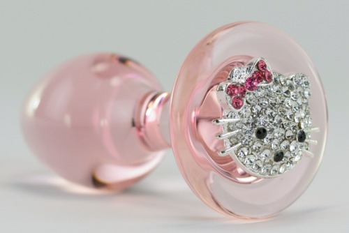 fuckyeahsexanddrugs:  nataliethehuman:  p-ink-candy:  hello kitty by Crystal Delights  😭  😍