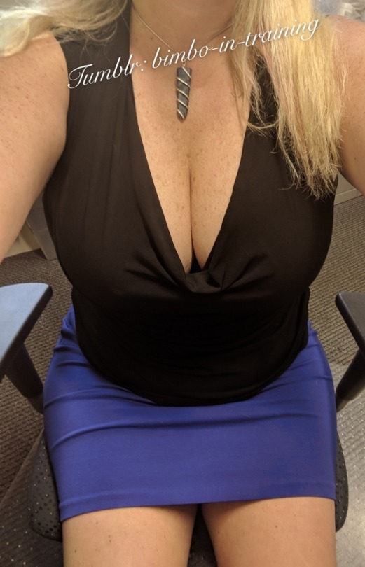 bimbo-in-training:  bimbo-in-training:  It’s Wednesday! Half way through the work week, again! 🐇 Opposite colors from yesterday. Hehe   A favorite 