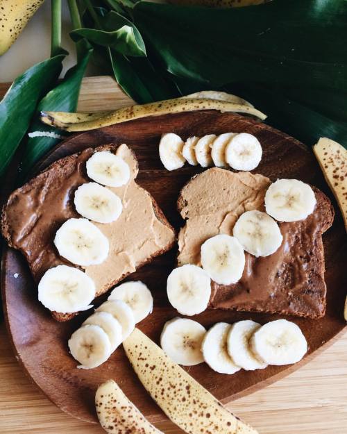 swee-tea:snackin’ on peanut butter & chocolate (both pb2) banana toastits my first time having t