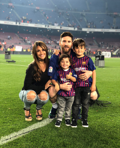 4fabregastasticxavi6:  IG Antonela Roccuzzo:  “❤️❤️❤️ @leomessi #thiaguimatu ⚽️⚽️#ciro😴😴”