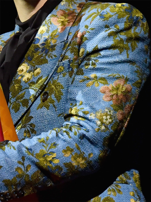 styleslookbook: Harry wore a custom Gucci floral printed suit for his show at Los Angeles’ Gre