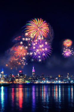 isuoiocchidentroilmare:  teenageers:  New York | Fireworks (by Moniza*)  -