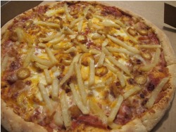 snow-whight:  reddlr-trees:  Pizza place at my university offers a “stoner pie” complete with pepperoni, bacon, extra cheese, mozzarella sticks, and French fries.  FUCK. YES. 