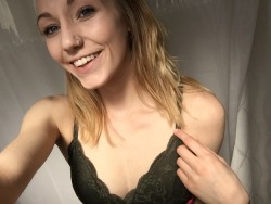 ialienslut:  i spy a titty / 18+