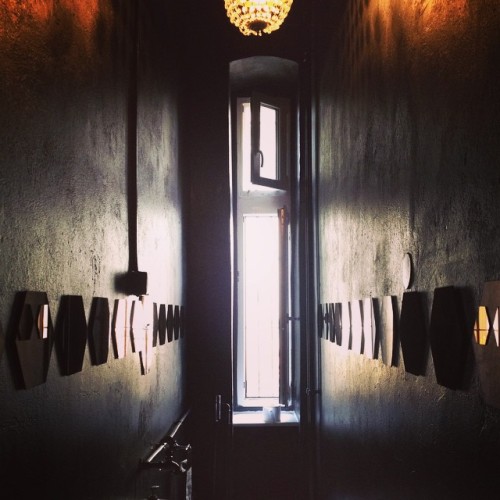 Toilettenidyll… #black #toilet #berlin #prenzlauerberg #fussfetifisch #beautiful #light