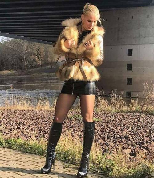 Mini und passende Stiefel dazu