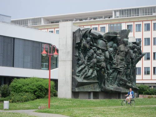 anemoneberlin: Bronzerelief Aufbruch / Karl-Marx-Relief in Universität Leipzig.