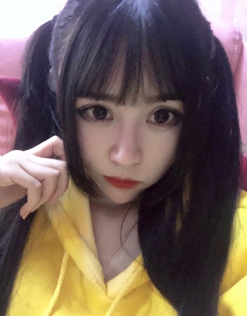 moon7girl: 外面☀️好好，而宝宝拉起窗帘做一些羞羞的事 小哥哥们也该交公粮了吧