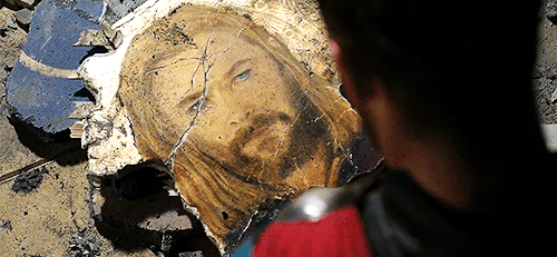 fallenvictory:The loss of Thor’s eye is briefly foreshadowed when he sees a cracked portrait of hims