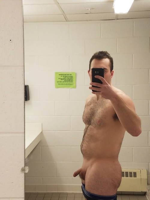 tinydickjock:  Hot small dick frat boy.  6 feet 185 pounds. 5 inches hard Thanks for the pic.