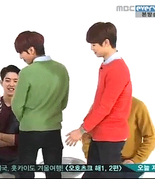 cnbluedaridu:  Minhyuk touching  Yong’s butt.      