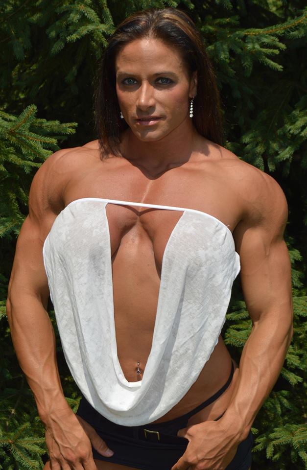 loveoffemalemuscle:  My heart jumped into my throat when I first saw this photo.