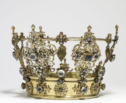 Swedish wedding crown from the 18th centuryWearing a crown and veil in Sweden is a custom steeped in