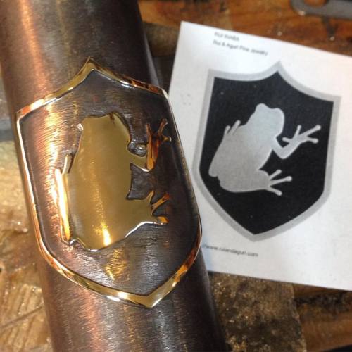 ruiandaguri:  Just finished! A very simple custom bicycle emblem, head badge! Yes, a frog, just a fr