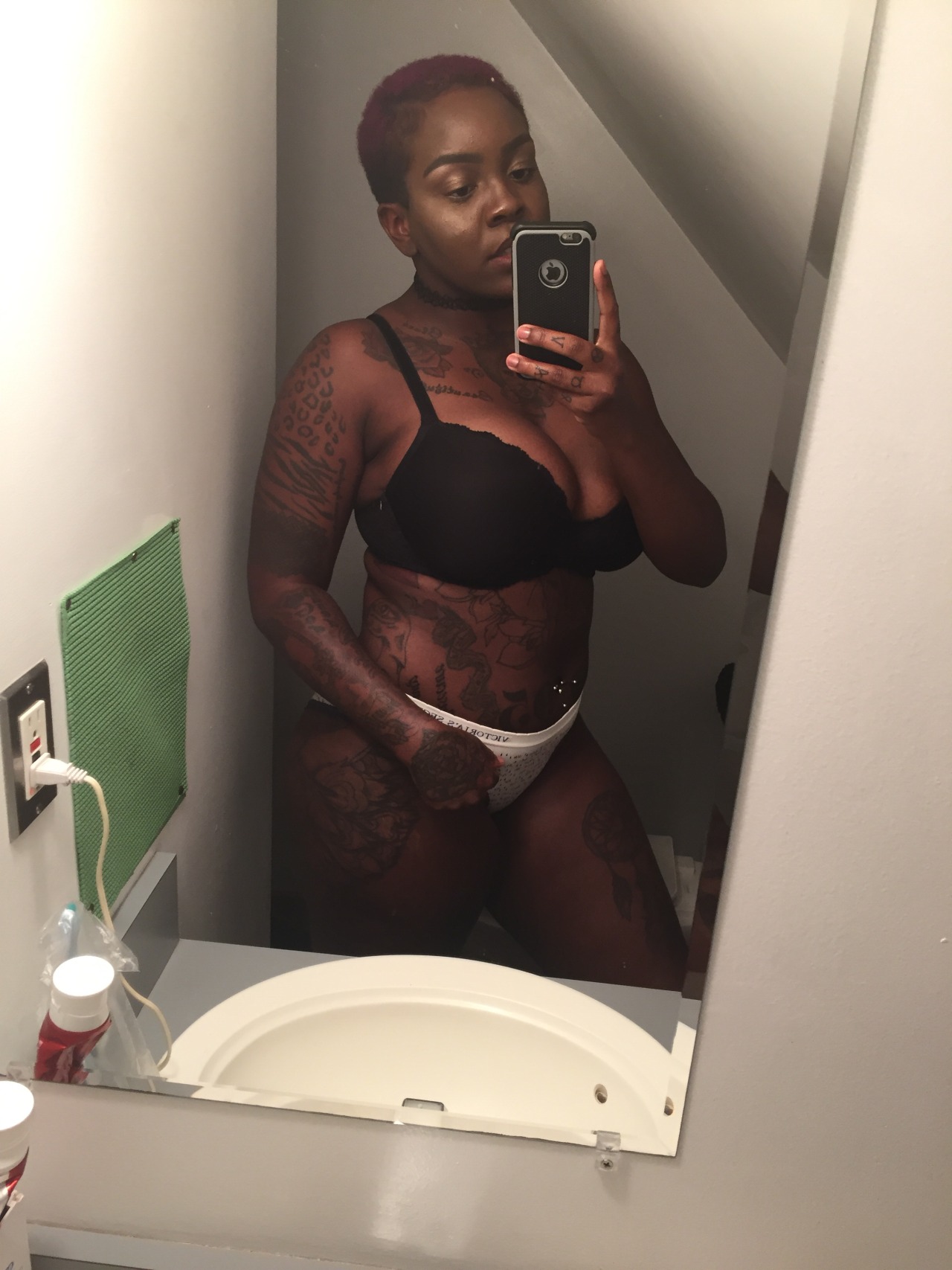 insecure-beautyy:  Chubby bellies and tattoos are the best.  👑