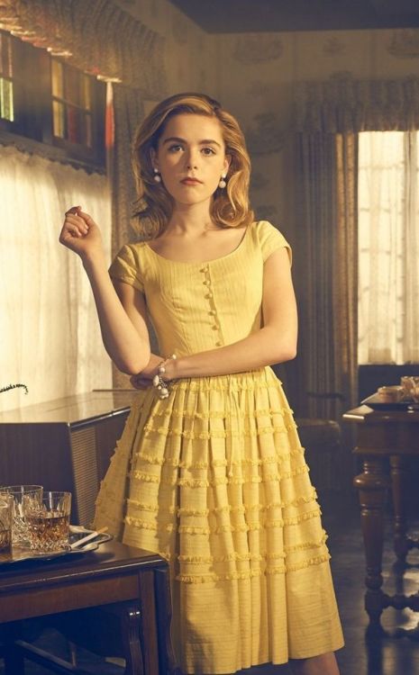 Yellow dress, Kiernan Shipka, blonde, 950x1534 wallpaper @wallpapersmug : ift.tt/2FI4itB - h