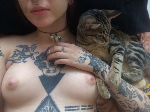 headless-heartless:  Baaaaby  <3