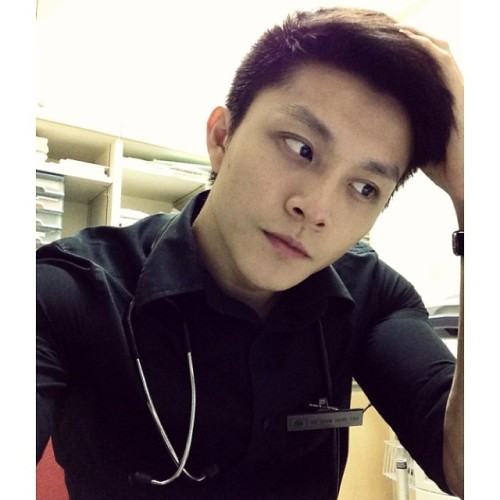 jackdsg:  hotsforsgboys:  xiaohaogaypic:  大馬天菜醫生，身材臉蛋一級棒！ 谁认识他呀？？ Anyone know him??   I believe his name tag says Leon huang Foo  It’s Dr Leow Hong Foo. Malaysia born, a model, Singapore trained doctor. He’s
