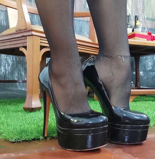 Sexy Shoe Saturday! #sexystockings #sexyshoes #highheels #platformheels #sheer #nylons #sexyshoesatu