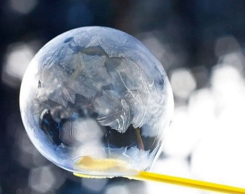 straightgrinch:  IF YOU DIDNT KNOW THAT BUBBLES LOOK REALLY COOL WHEN THEY FREEZE NOW YOU KNOW 