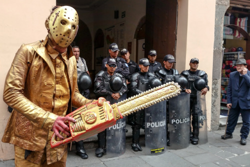 Manifestación de artistas callejeros organizados para exigirle permiso de trabajar libremente a la S