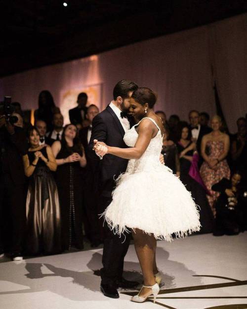 The first dance between #SerenaWilliams and her new hubby #AlexisOhanian . Posted by @theoriginaldat
