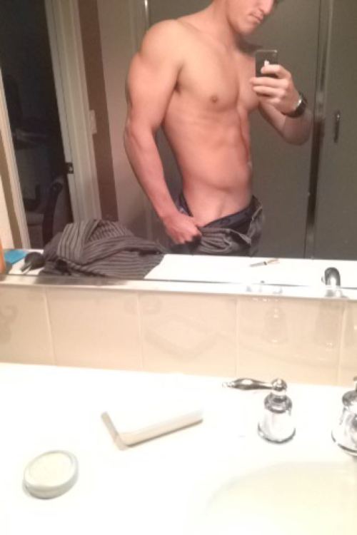 kambreycollins:  Since I just posted a surfer let’s stick to that theme. Here’s another surfer with a good body. Only one dick pic though.You can see he’s wearing the same striped shirt throughout his pics.