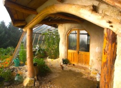 dirtyiris:  brain-food:  Simon Dale is a photographer by trade, but a hobbit home builder by night. The artist has an affinity for creating homes that are from natural material, and Dale’s own version of a ‘Hobbit‘ House are just that– a small