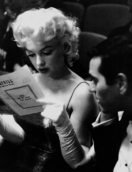 beauvelvet:  Marilyn Monroe attending the premiere of Cat On A Hot Tin Roof on broadway,