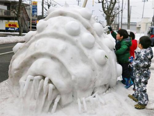 路上にナウシカのオーム像　秋田、雪で男性手作り
