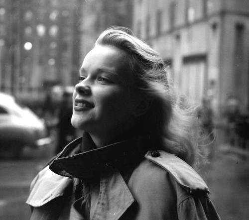 tea-courage-continue:  ‘Sidewalk portrait’: Actress Anne Francis, 1950 by Gordon Parks.  https://painted-face.com/