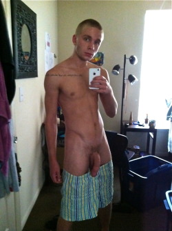 nakedguyselfies:  nakedguyselfies.tumblr.com