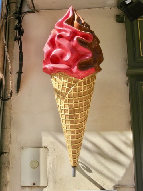 Pas un cornet de glace gaufré, Orange, Vaucluse, 2016.