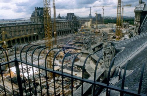 Chantier de la pyramide du Louvre vu des toits, à l’angle des pavillons Richelieu et Su