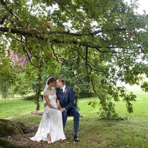 #Repost @camillamackintosh ・・・ #FBF sitting on a swing covered in roses with my ❤️#babingtonhouse #w