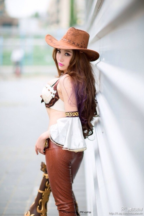 league-of-legends-sexy-girls:  Miss Fortune Cosplay http://lol.uuu9.com/201309/452933.shtml 